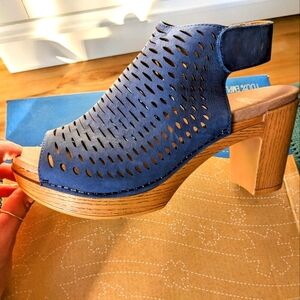 Dansko Danae Milled Nubuck Sandal 💙 Size 38 💙 Blue ✨ Perfect condition ✨